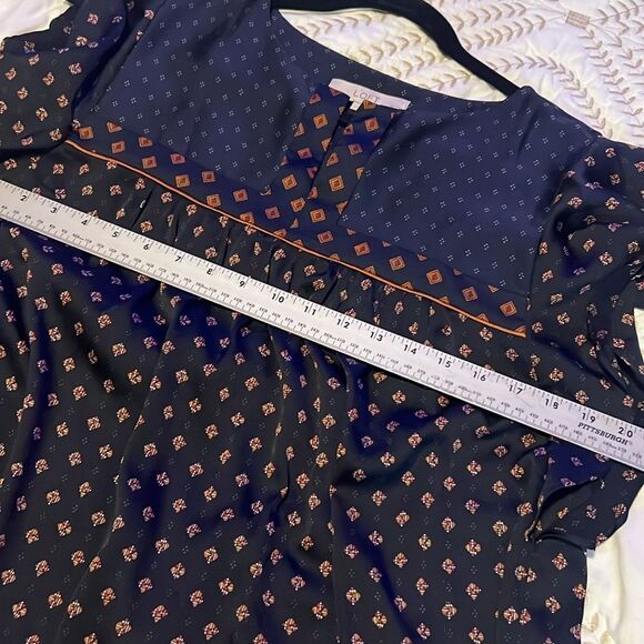 EUC LOFT Women's Petite Medium Navy Patterned Flutter Sleeve Blouse - Picture 6 of 7